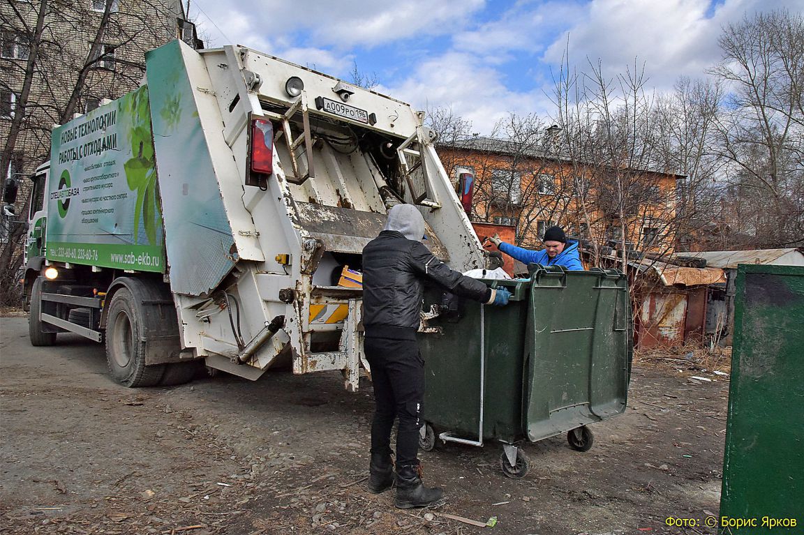 В городах Урала железные мусорные баки заменили на пластиковые контейнеры -  «Уральский рабочий»